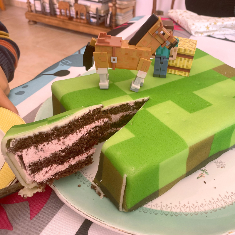 Figurka Minecraft® na torcie z motywem świata gier