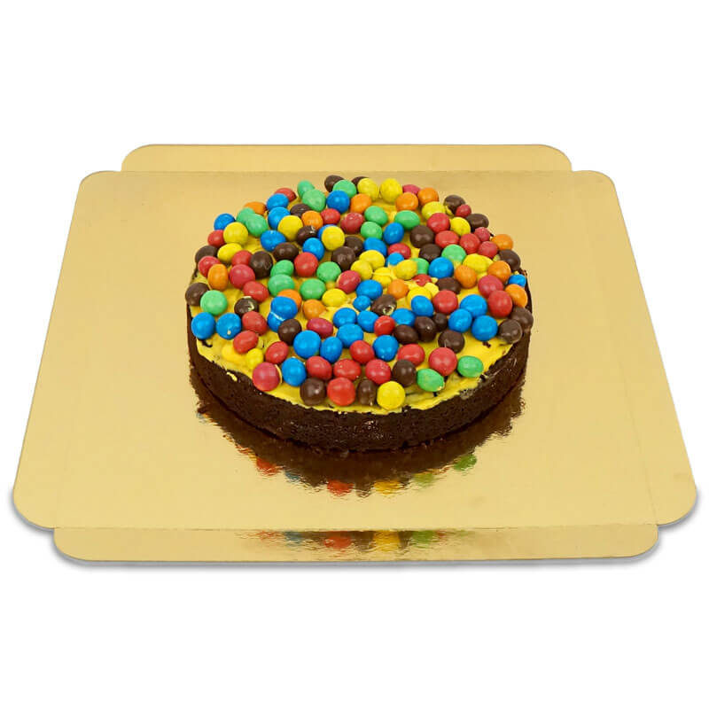 Tort brownie z chrupiącymi czekoladowymi lentilkami