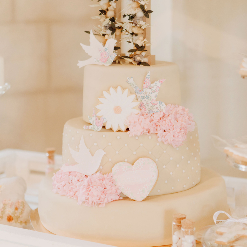 Dwupiętrowy tort weselny White Wedding