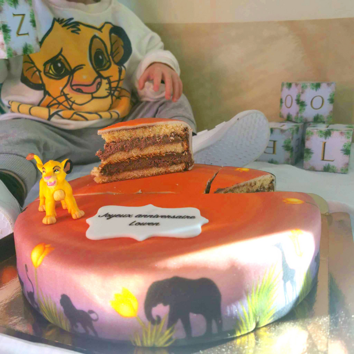Simba® na okrągłym sawannowym torcie