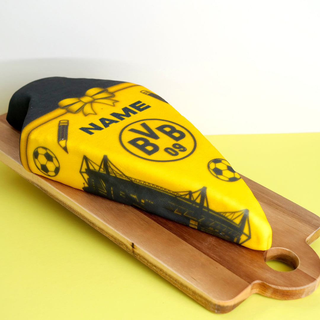 Tort w kształcie rożka szkolnego BVB