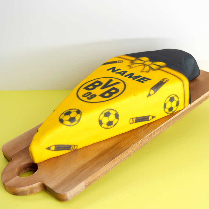 Tort w kształcie rożka szkolnego BVB