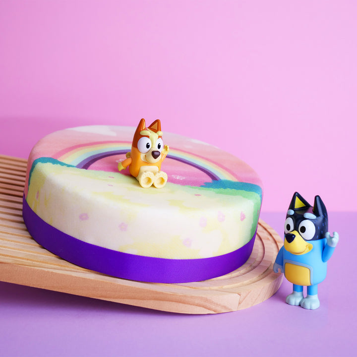 Figurka Bluey® na tęczowym torcie