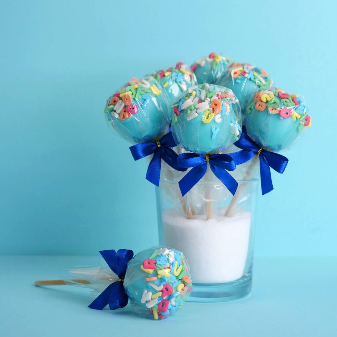 Niebieskie Cake-Popsy z literkami (12 sztuk)