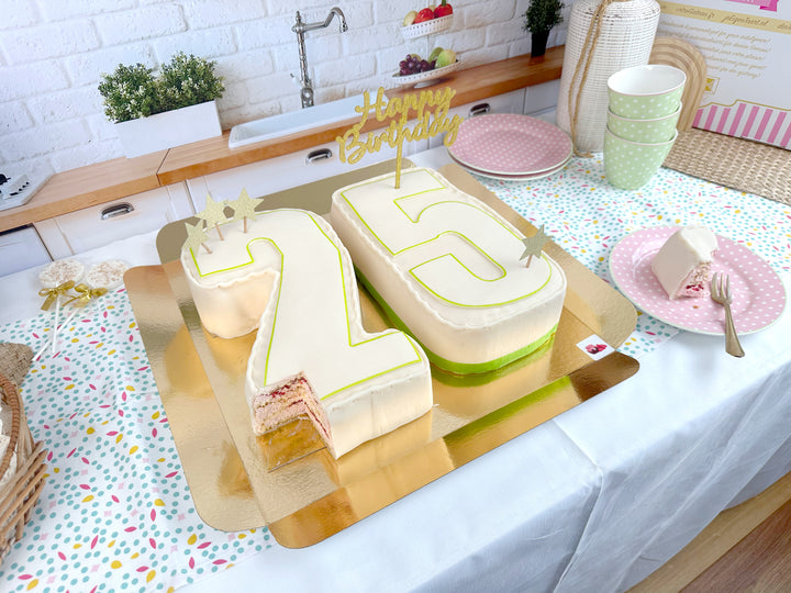 Podwójny tort w kształcie cyfry, różne kolory 