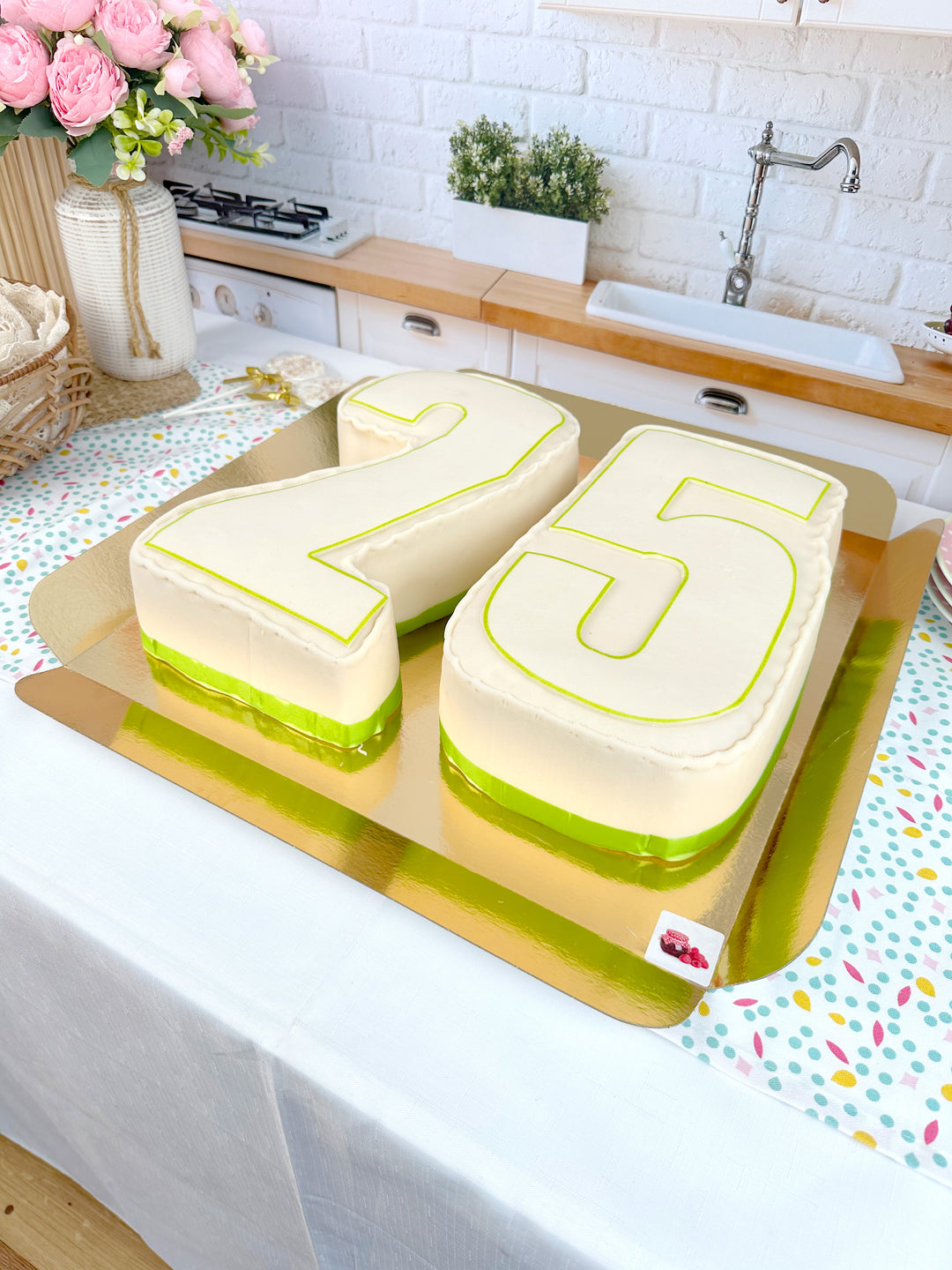 Podwójny tort w kształcie cyfry, różne kolory 