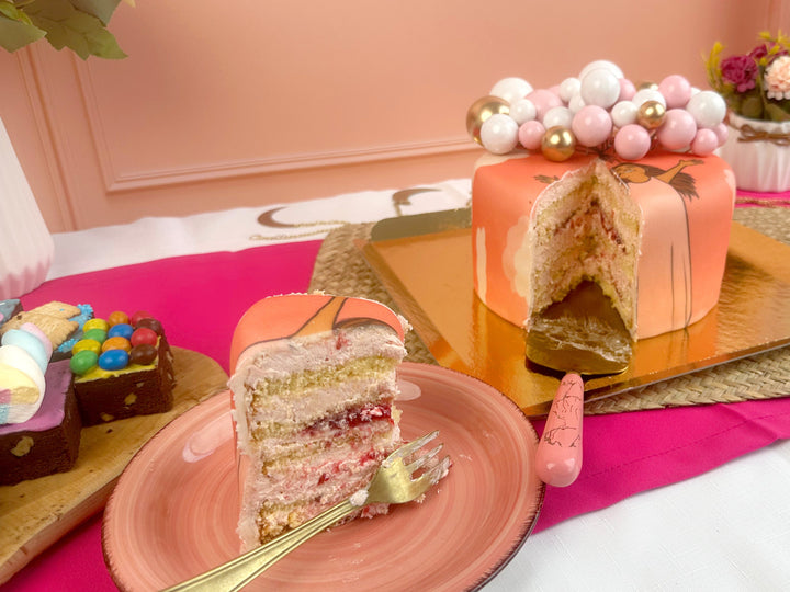Tort z dekoracją balonową