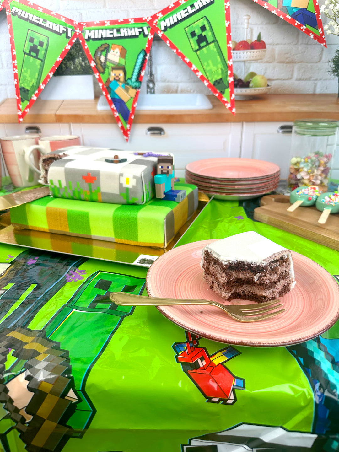  Świat gry Minecraft® Figurka na dwupiętrowym torcie