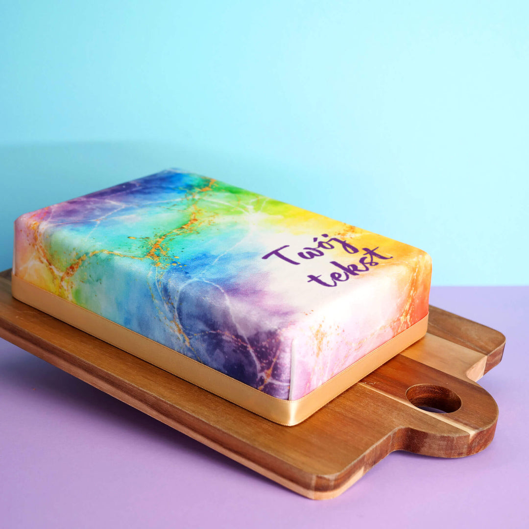 Kwadratowy tort marmurkowy w tęczowych kolorach