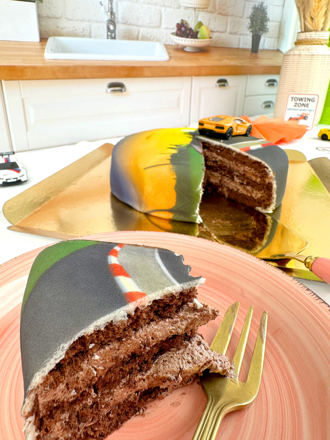 Samochód-zabawka na torcie – LAMBORGHINI