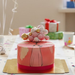Tort z dekoracją balonową