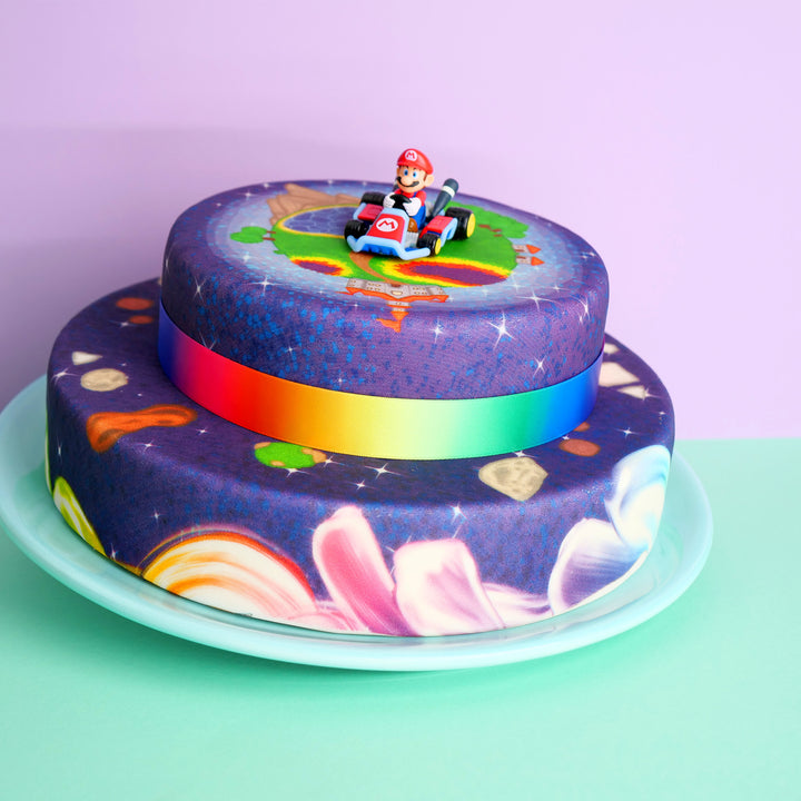 Mario Kart® na dwupiętrowym torcie z malowanymi planetami