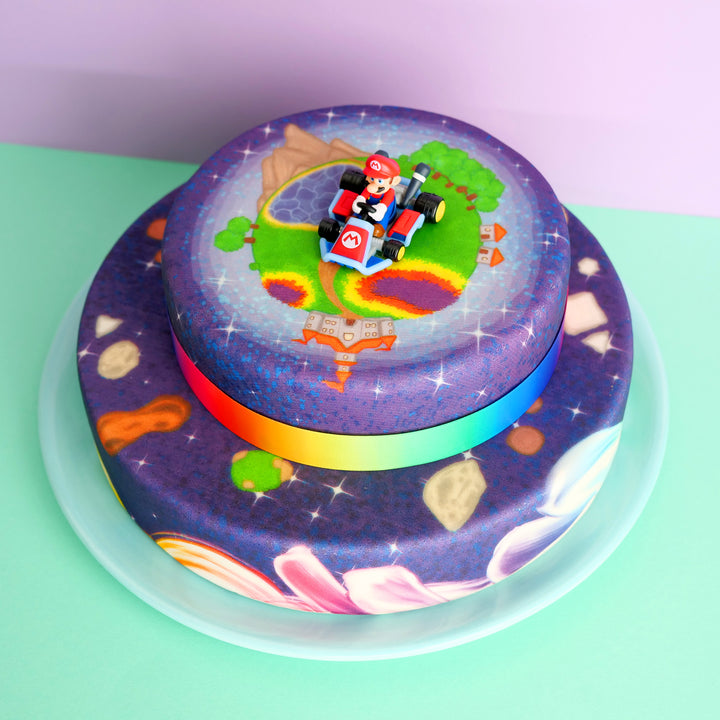 Mario Kart® na dwupiętrowym torcie z malowanymi planetami