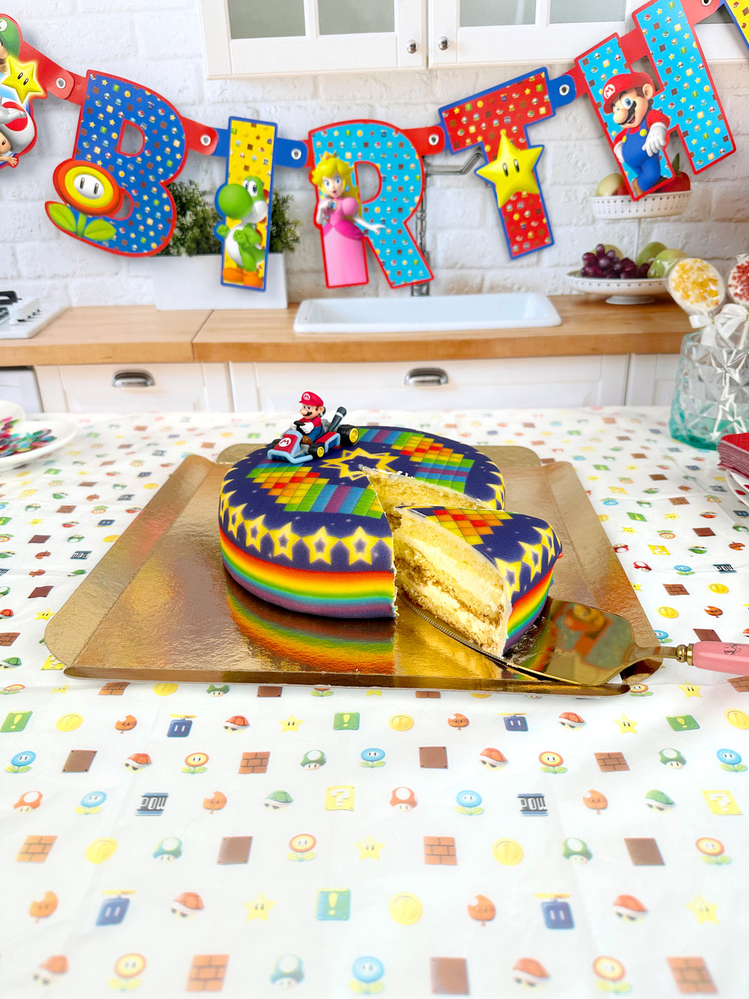 Mario Kart® na torcie na gwiezdnym torze wyścigowym