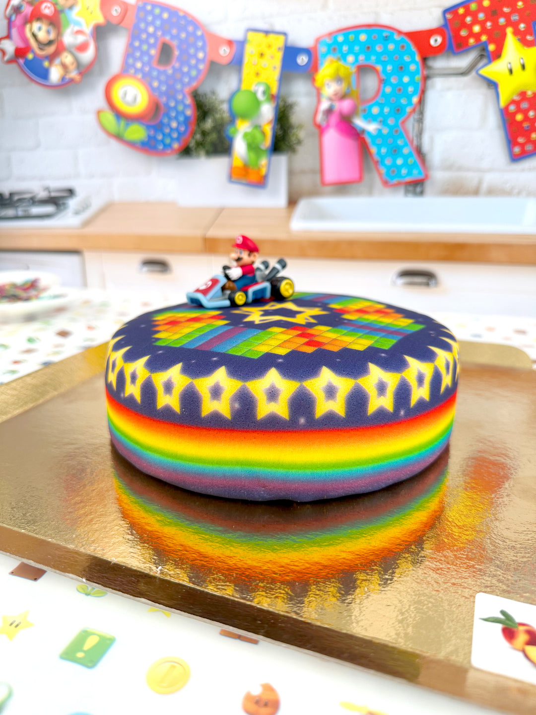 Mario Kart® na torcie na gwiezdnym torze wyścigowym