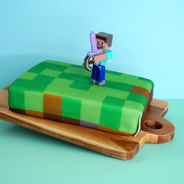 Minecraft®-Figur auf Spielewelt-Torte