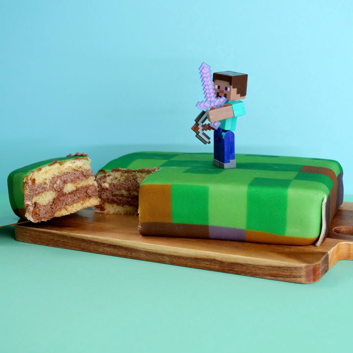 Minecraft®-Figur auf Spielewelt-Torte