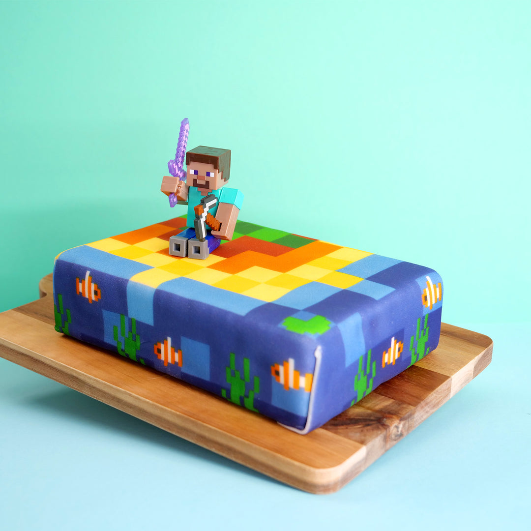 Tort z figurką Minecraft® i motywem nadmorskiego krajobrazu