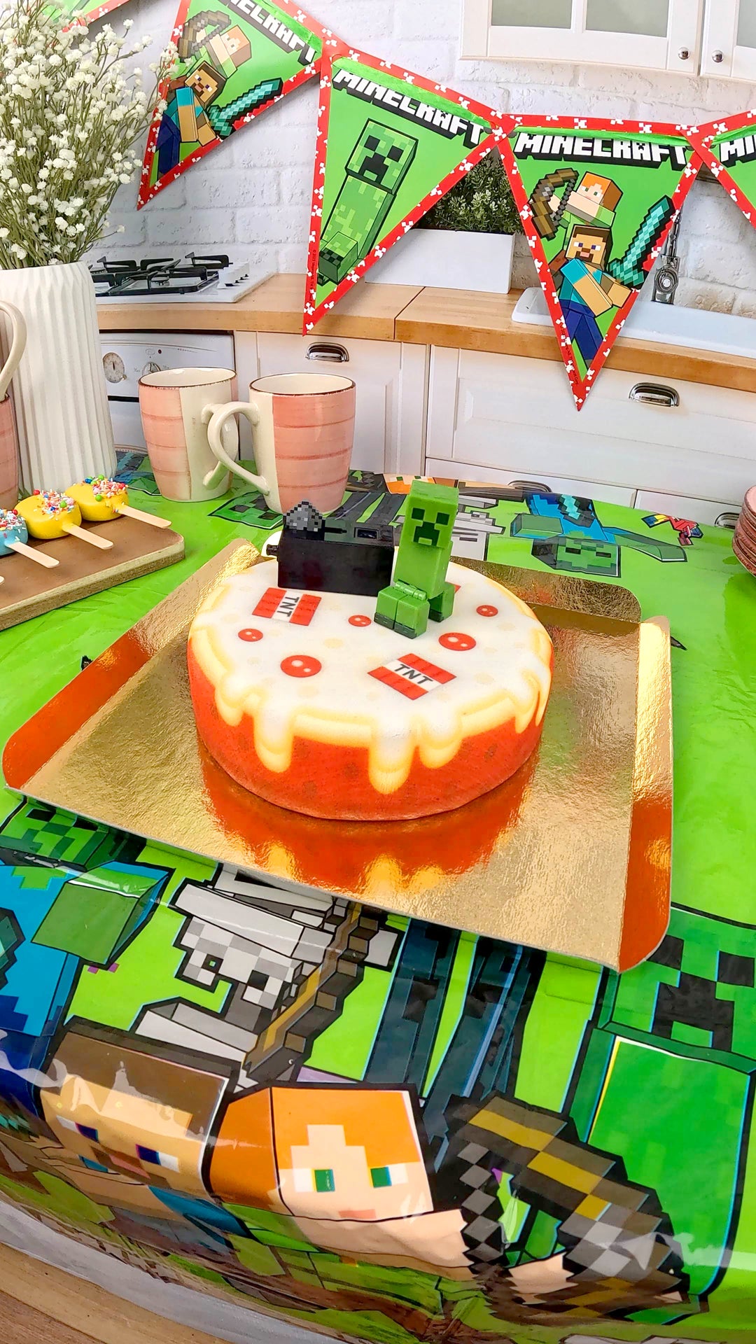 Minecraft®-figurka na okrągłym torcie TNT