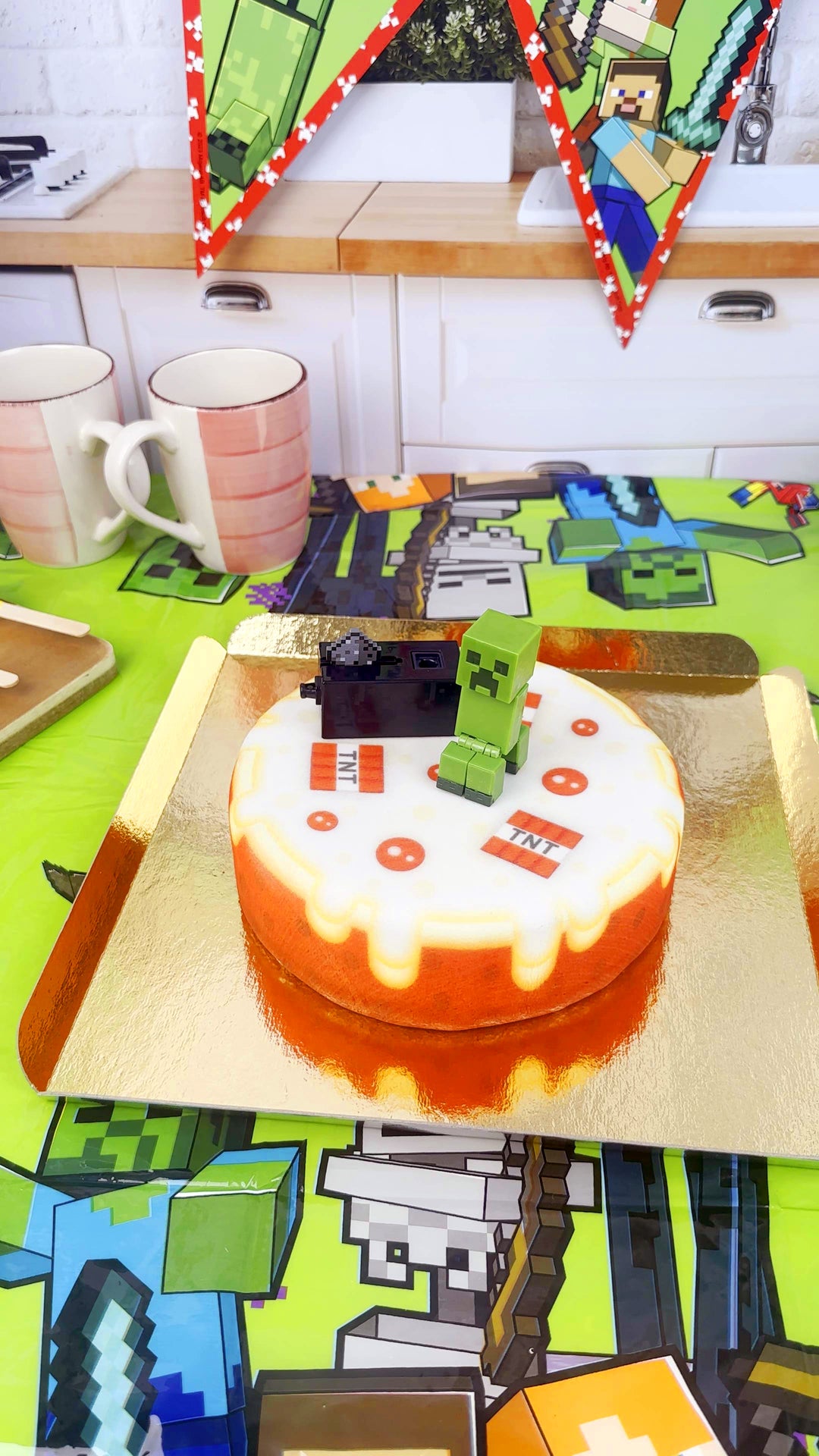 Minecraft®-figurka na okrągłym torcie TNT