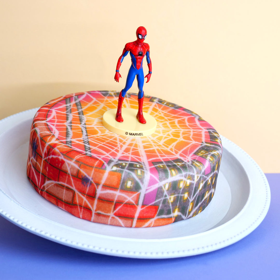 Spider-Man® na przeplatanym miejskim wieczornym torcie