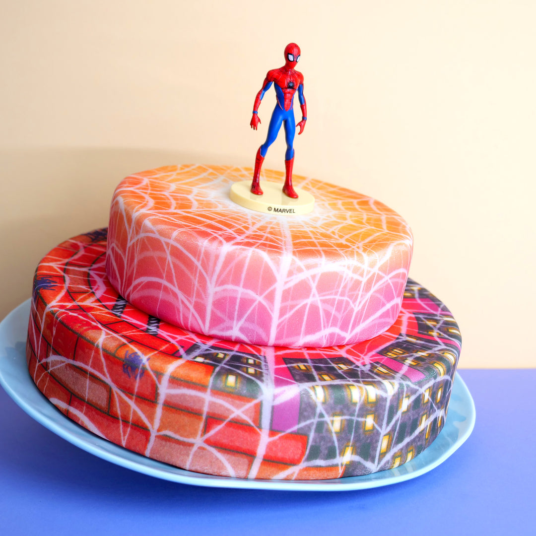 Spider-Man® na 2-piętrowym torcie z motywem miejskiej nocy i pajęczyny