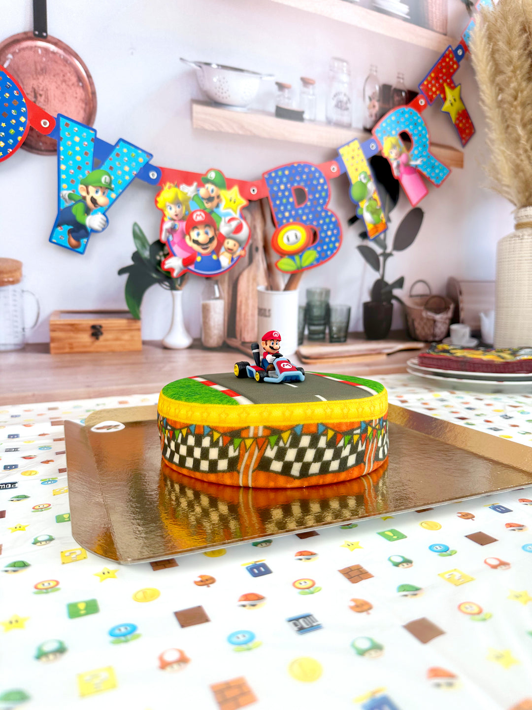 Mario Kart® na torcie na trawiastym torze wyścigowym