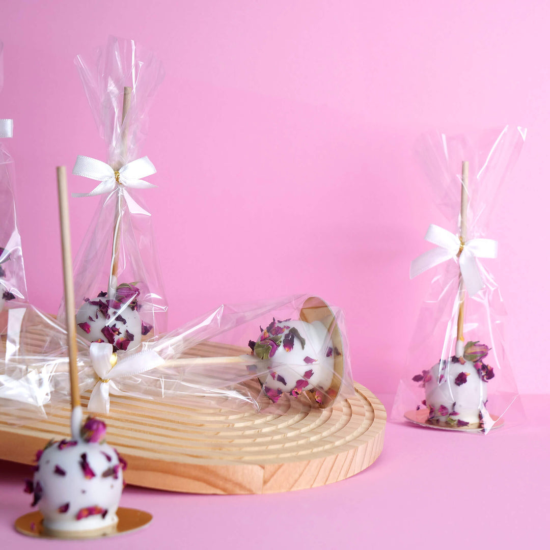 Białe Deluxe Cake-Popsy z różowymi płatkami róży (10 sztuk)