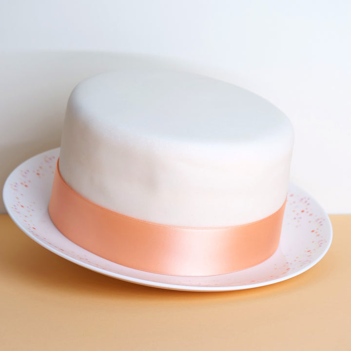 Biały tort Deluxe ze wstążeczką