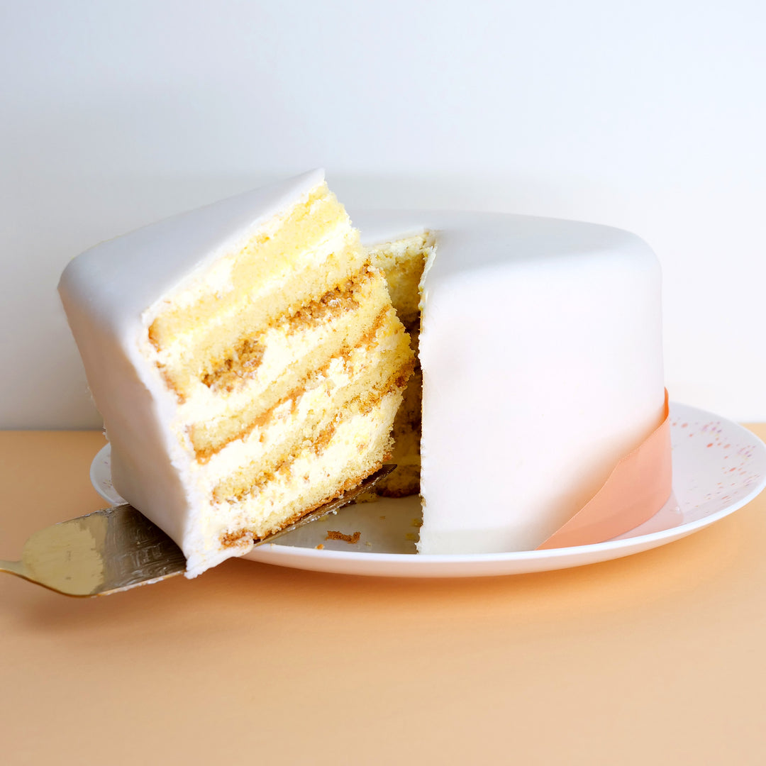 Biały tort Deluxe ze wstążeczką