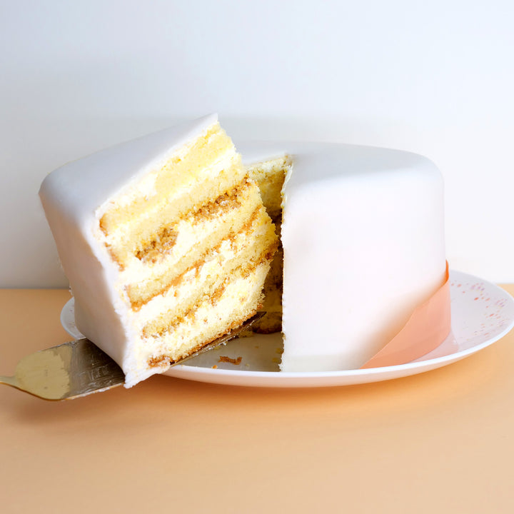 Biały tort Deluxe ze wstążeczką