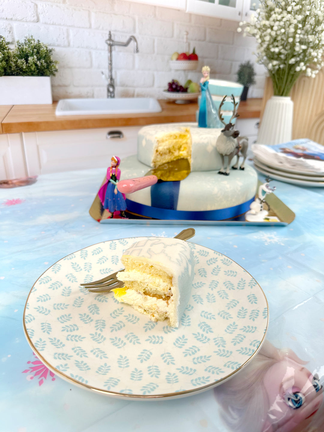 Księżniczka Elsa®, Anna® i Olaf® na dwupiętrowym torcie 