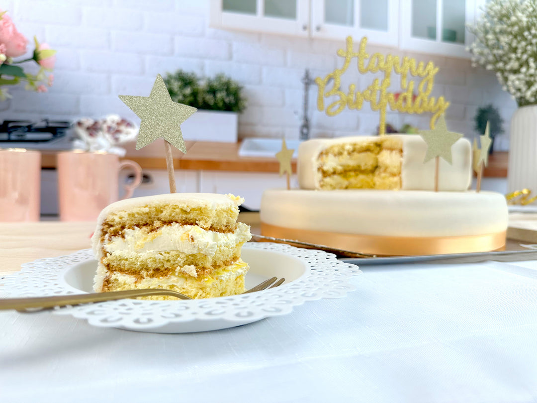 Dwupiętrowy biały tort ze wstążeczką