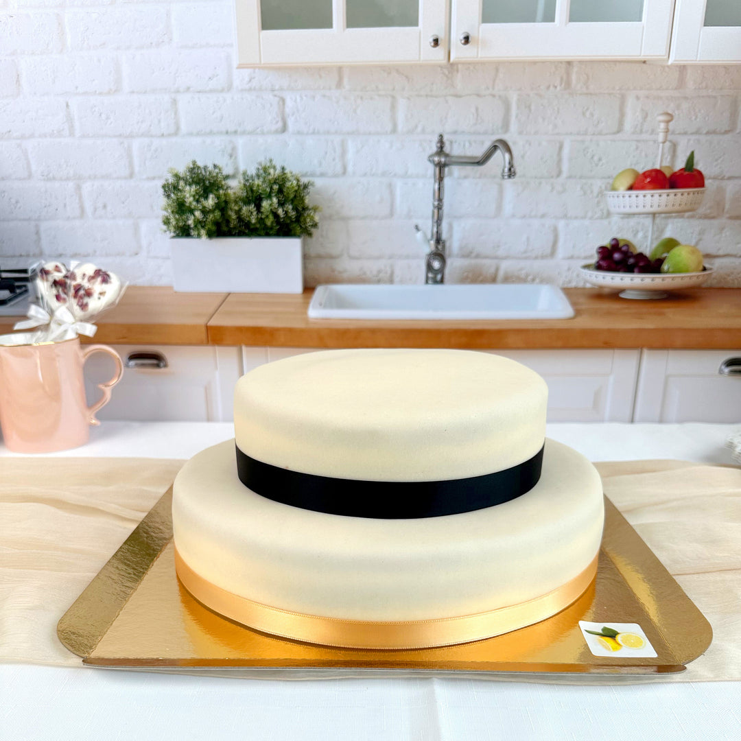 Dwupiętrowy biały tort ze wstążeczką