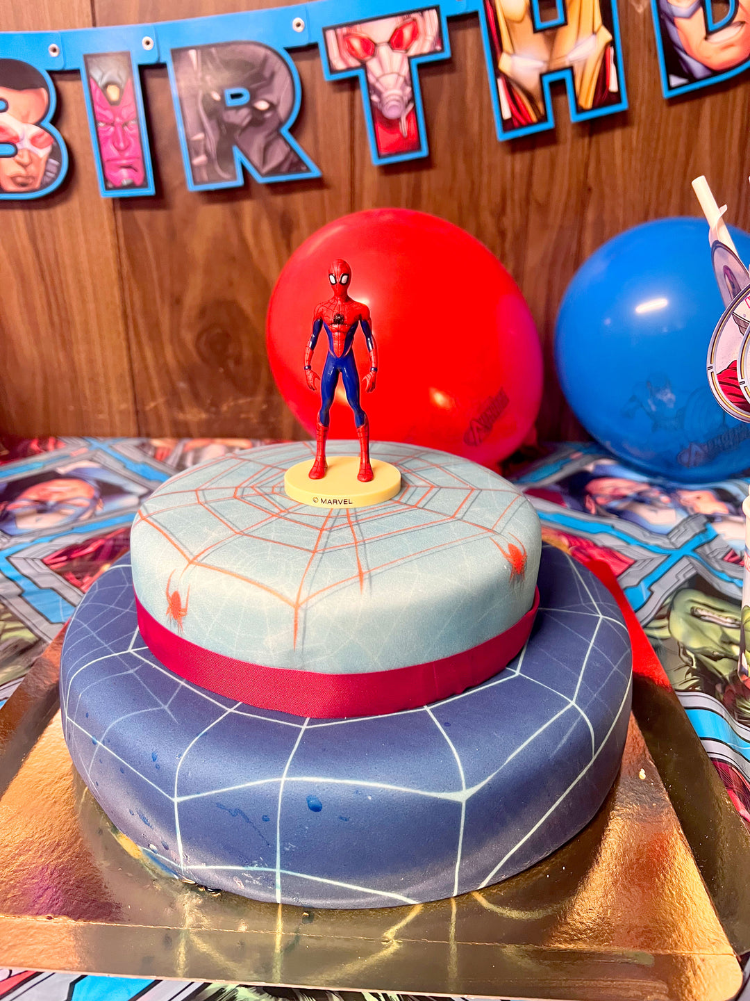 Spiderman® na dwupiętrowym torcie z pajęczaną