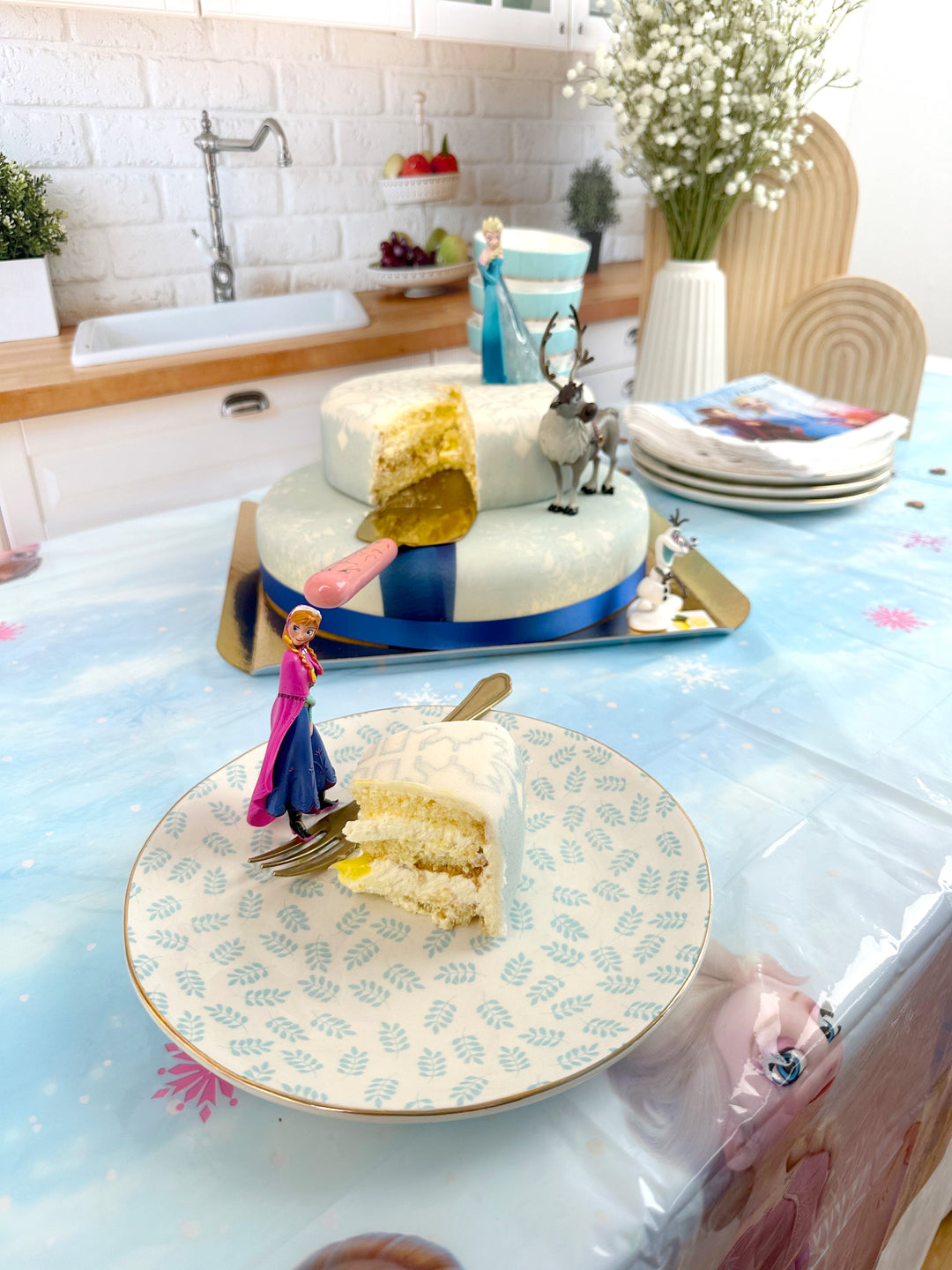 Księżniczka Elsa®, Anna® i Olaf® na dwupiętrowym torcie 