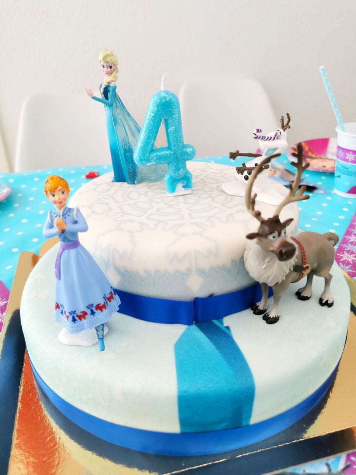 Księżniczka Elsa®, Anna® i Olaf® na dwupiętrowym torcie 