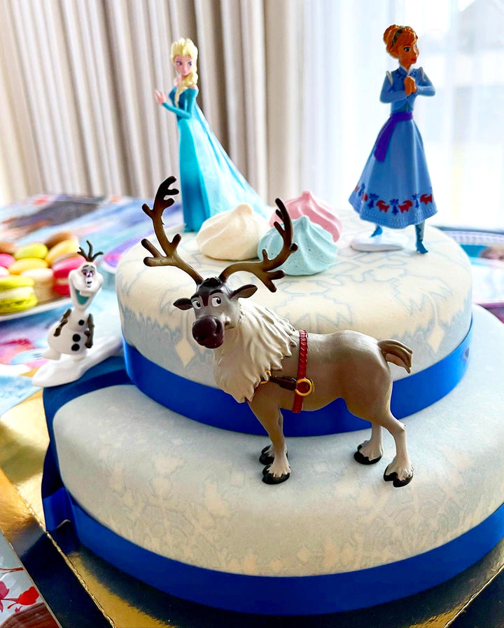 Księżniczka Elsa®, Anna® i Olaf® na dwupiętrowym torcie 