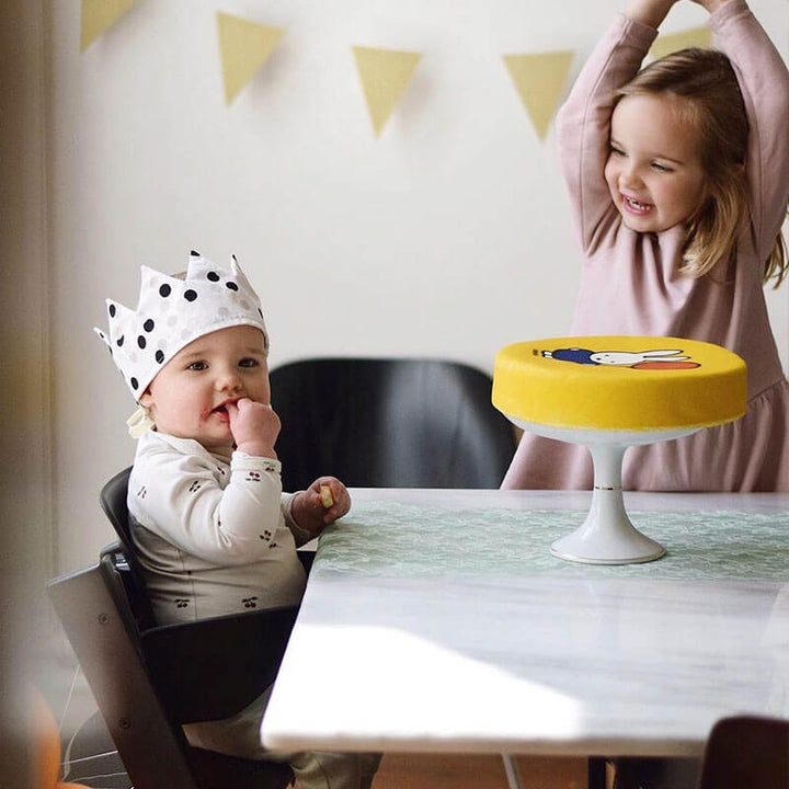 Żółty tort z Miffy i balonikiem