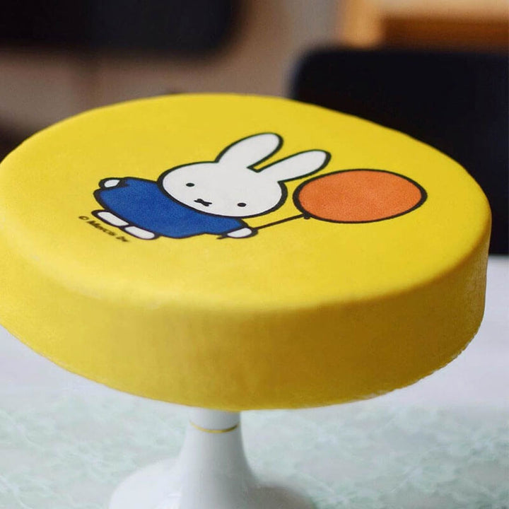 Żółty tort z Miffy i balonikiem