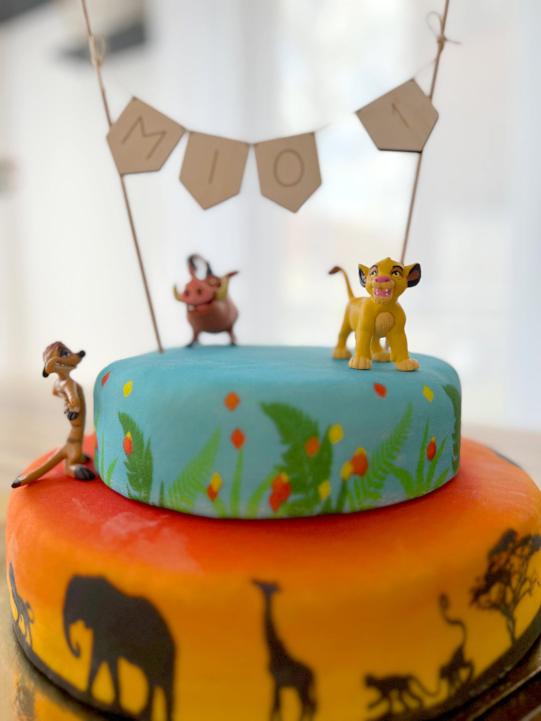 Simba®, Timon® & Pumba® na dwupiętrowym torcie z sawanny