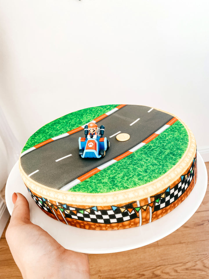 Mario Kart® na torcie na trawiastym torze wyścigowym