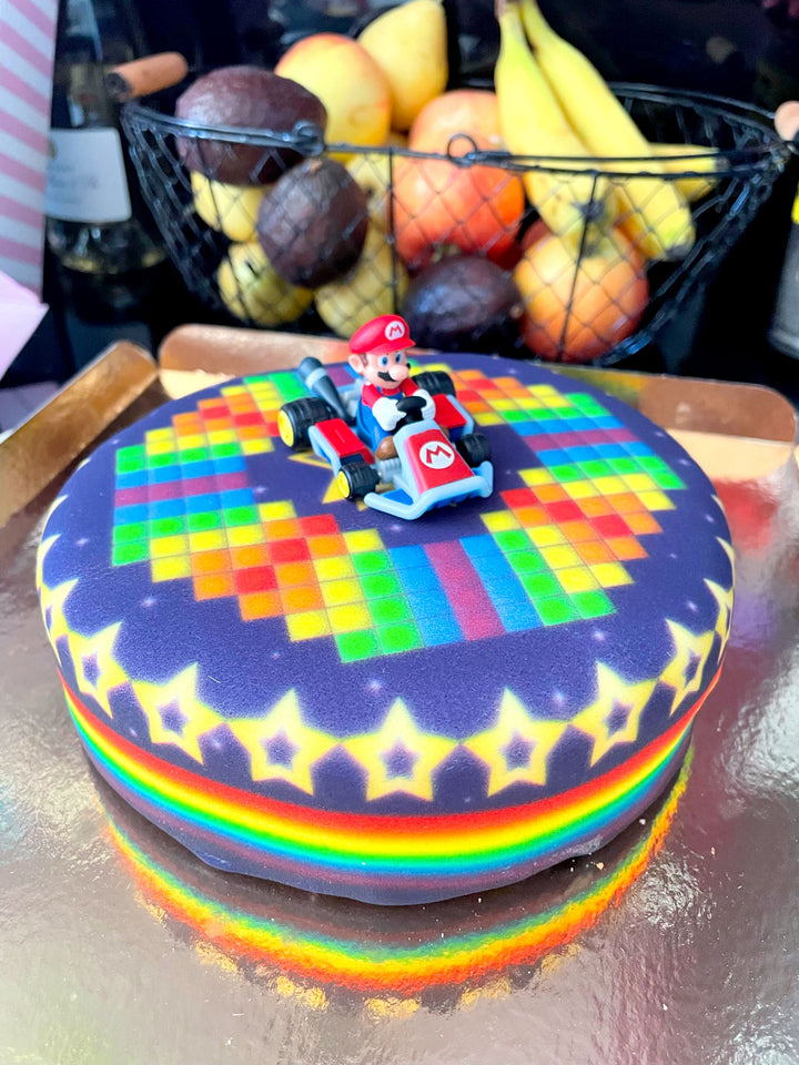 Mario Kart® na torcie na gwiezdnym torze wyścigowym