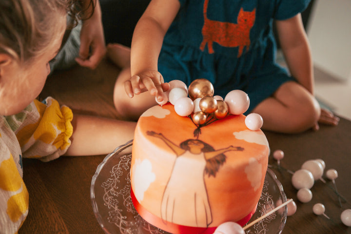 Tort z dekoracją balonową