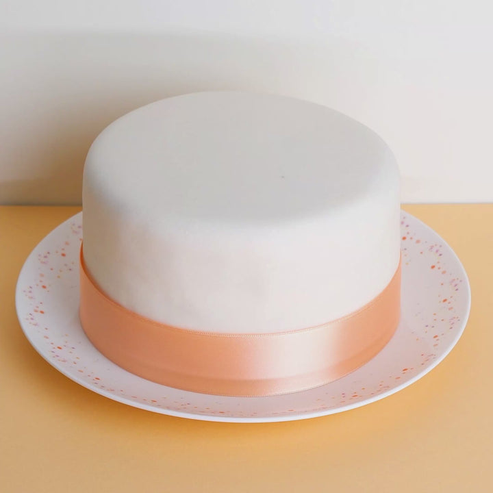 Biały tort Deluxe ze wstążeczką