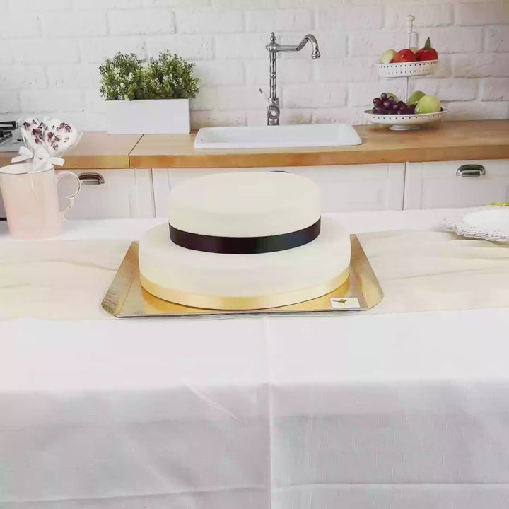 Dwupiętrowy biały tort ze wstążeczką