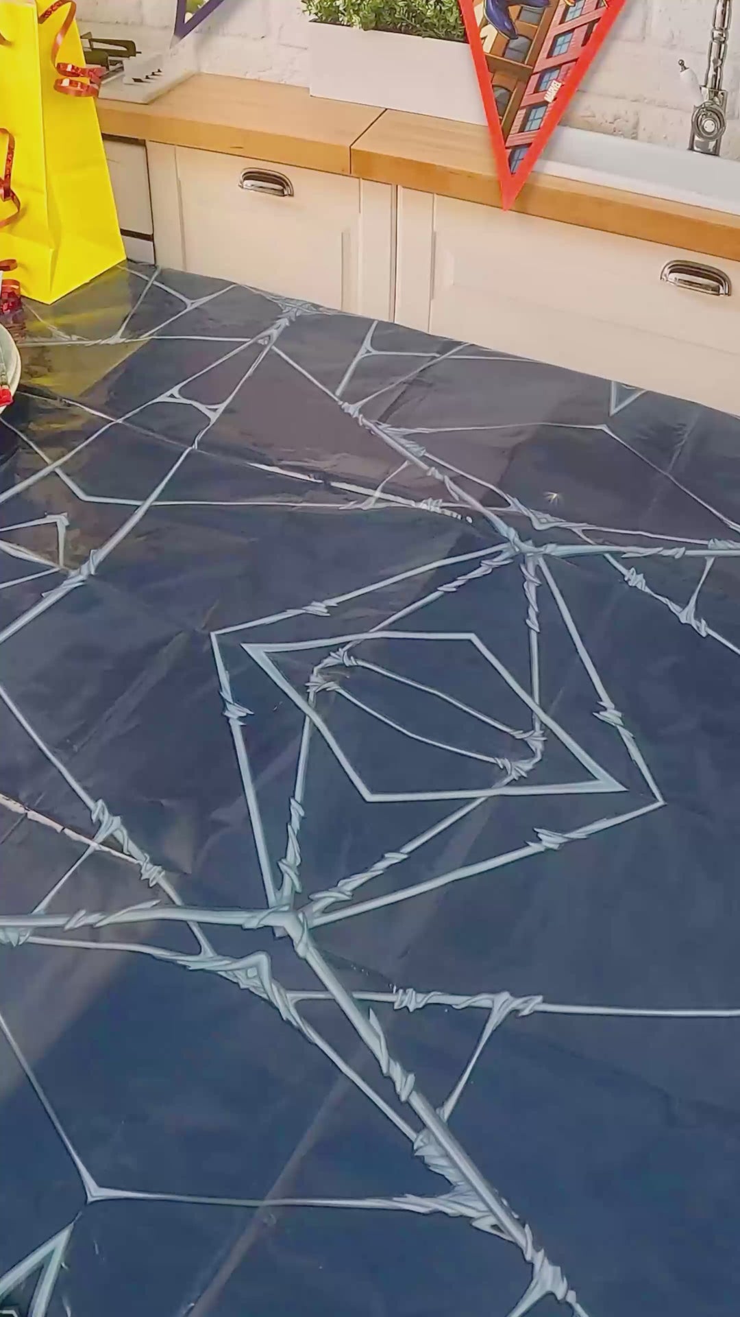 Spiderman® na torcie z pajęczyną
