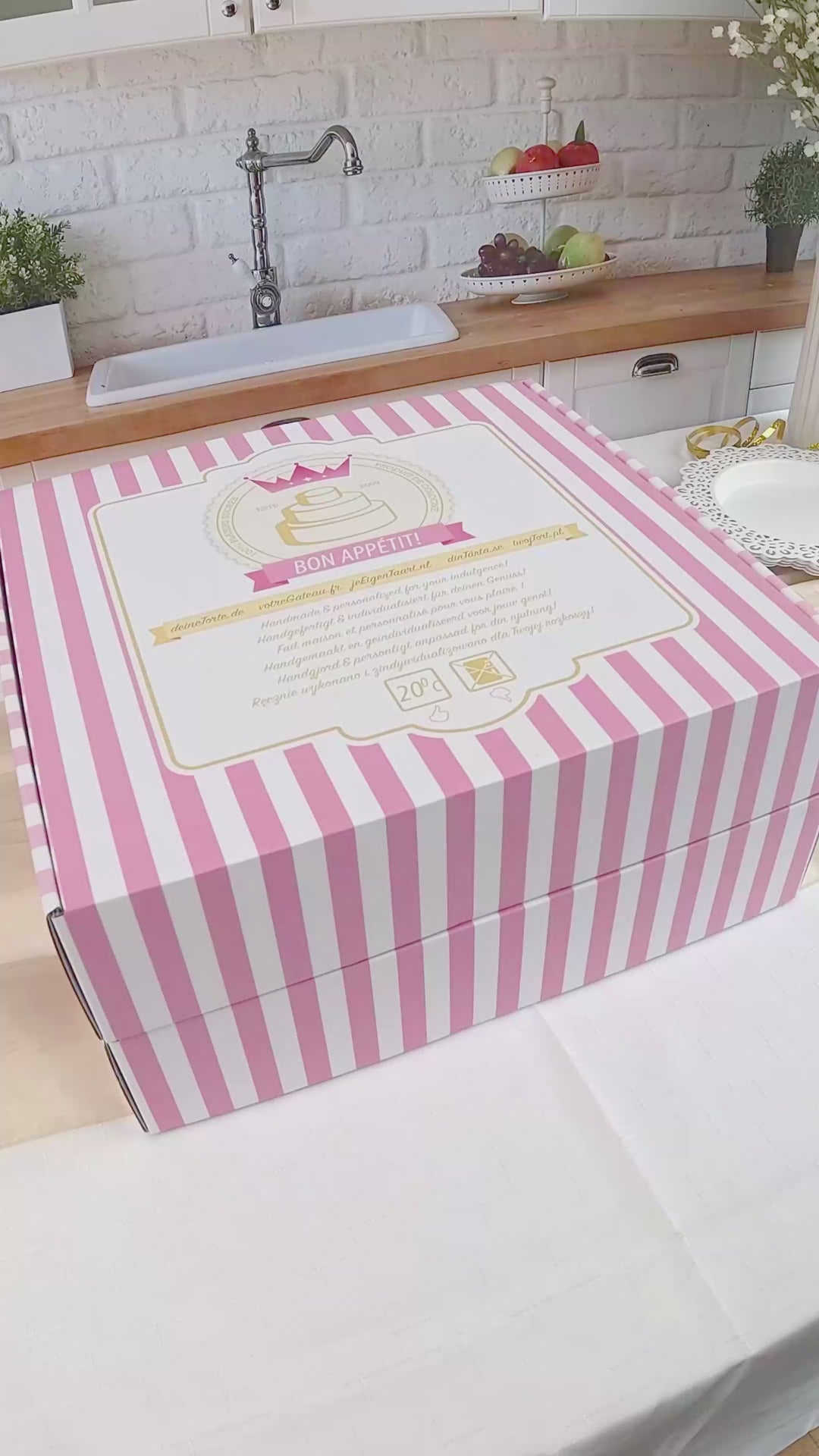 Dwupiętrowy biały tort ze wstążeczką