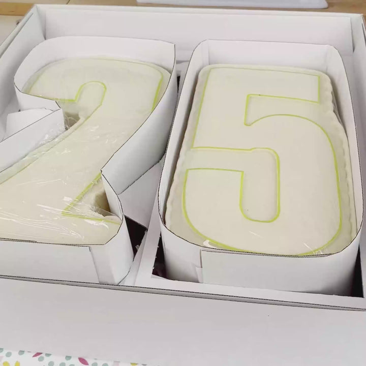 Podwójny tort w kształcie cyfry, różne kolory 