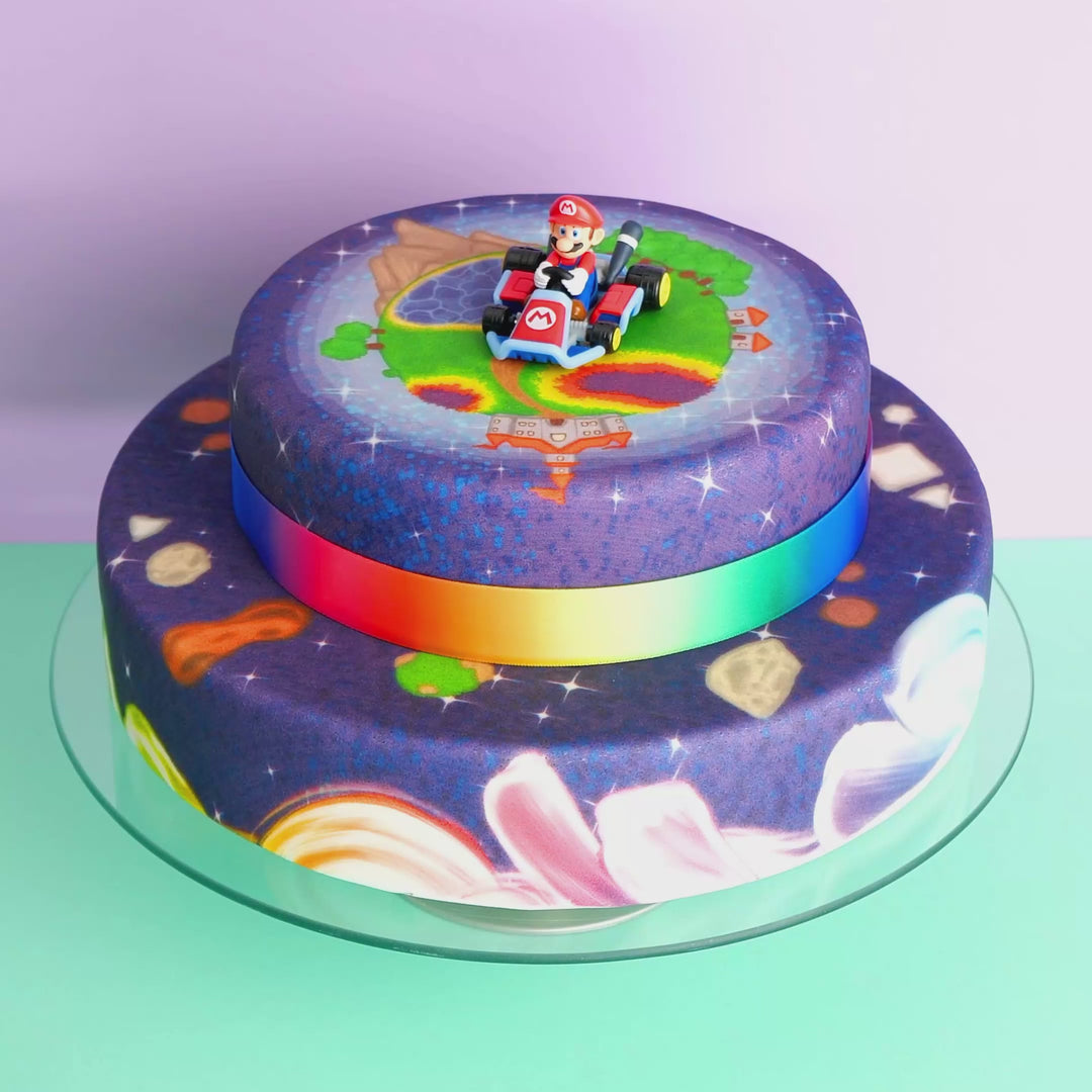 Mario Kart® na dwupiętrowym torcie z malowanymi planetami